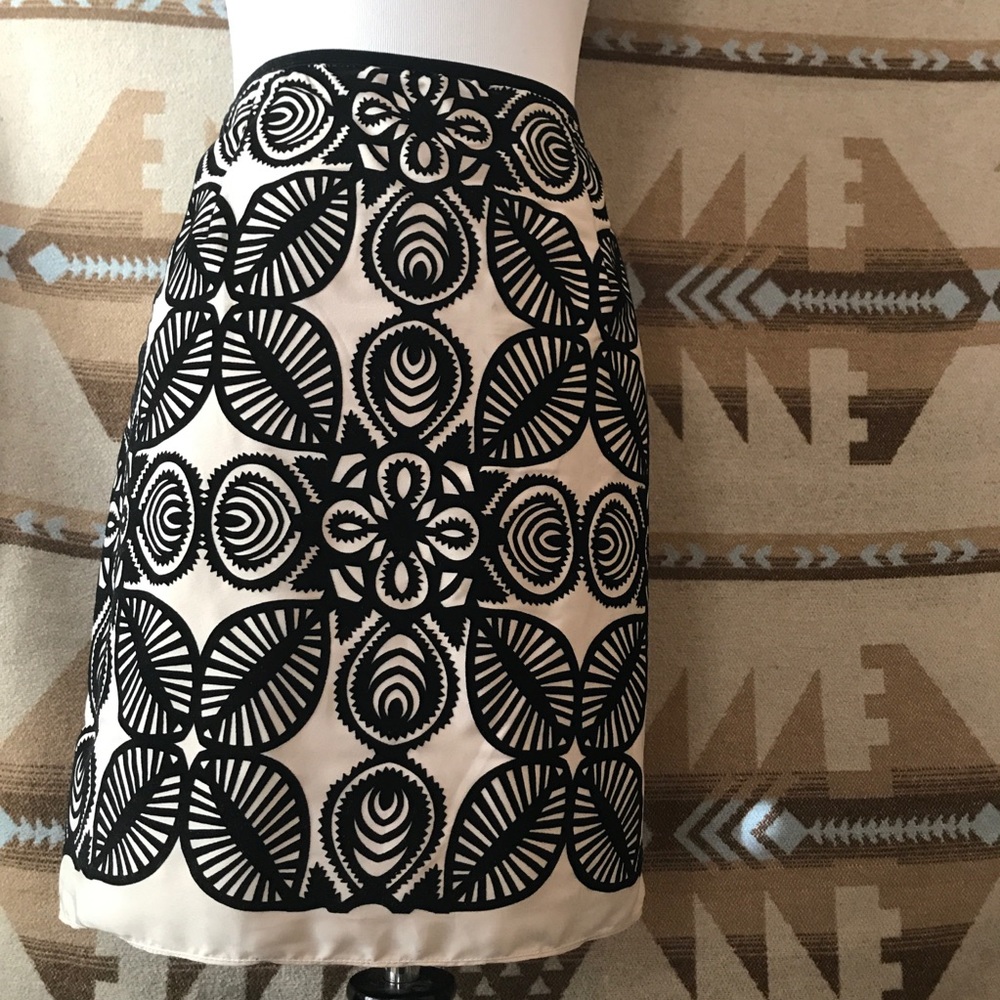 Gorgeous black and cream skirt!